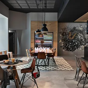 Moxy Lyon Airport צרפת